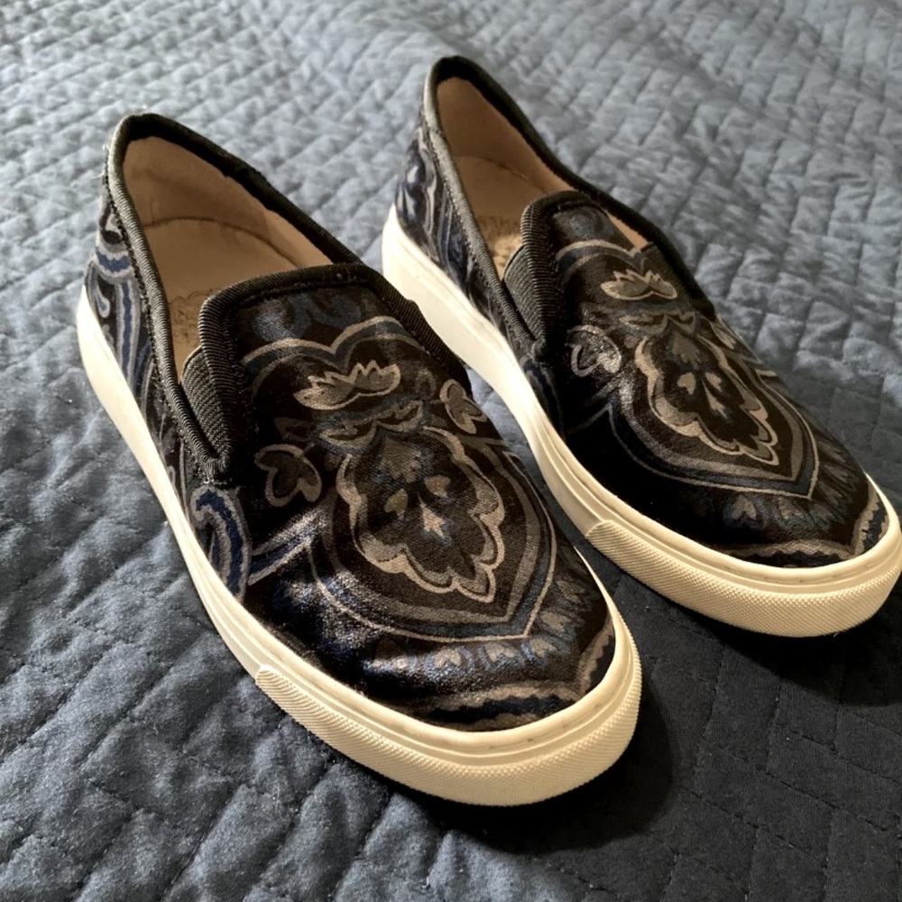 Vince Camuto sz 5 Velvet/ leather slides black/ blue